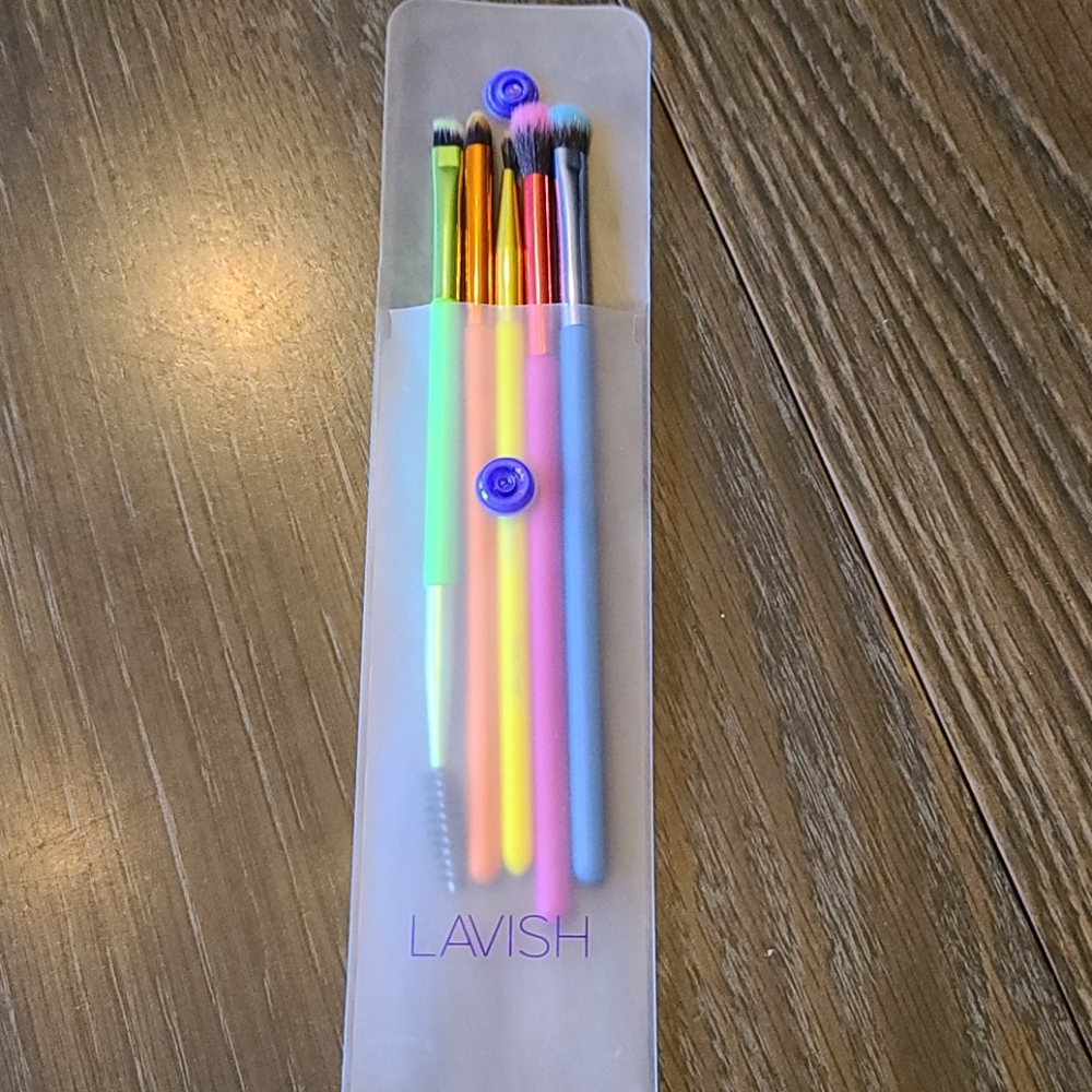 5 makeup brushes.